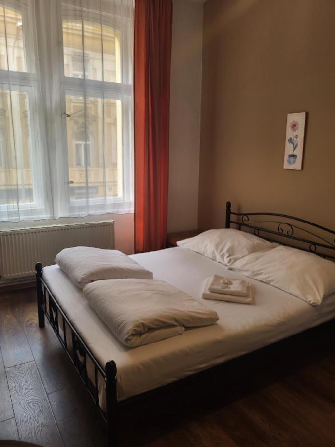 Pension Sunflower Прага Экстерьер фото