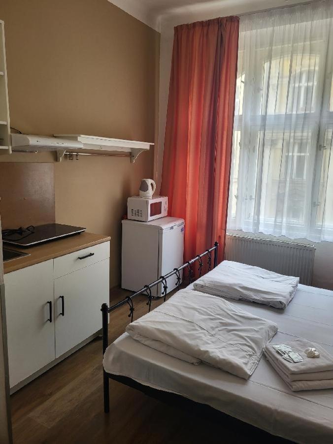 Pension Sunflower Прага Экстерьер фото